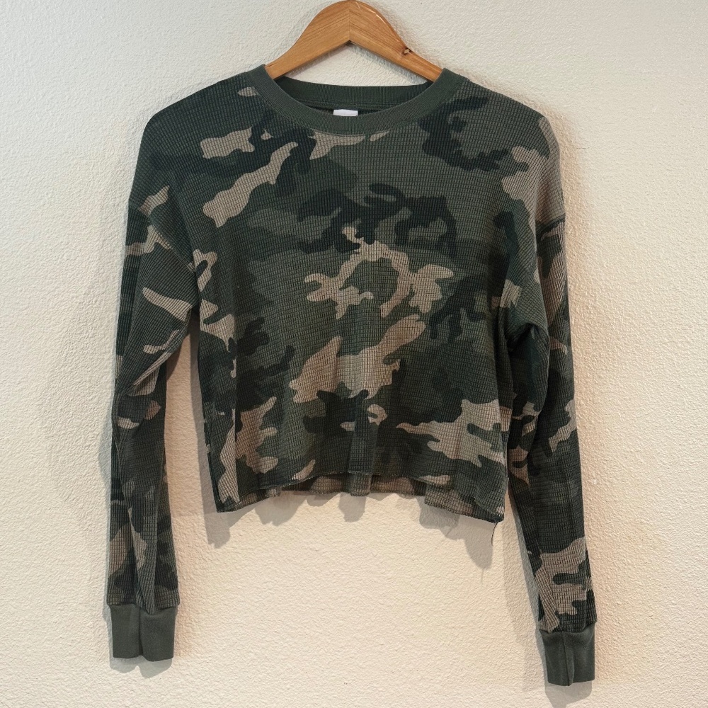 Aritzia Tna Women's Thermal Cropped Long Sleeve in Camo